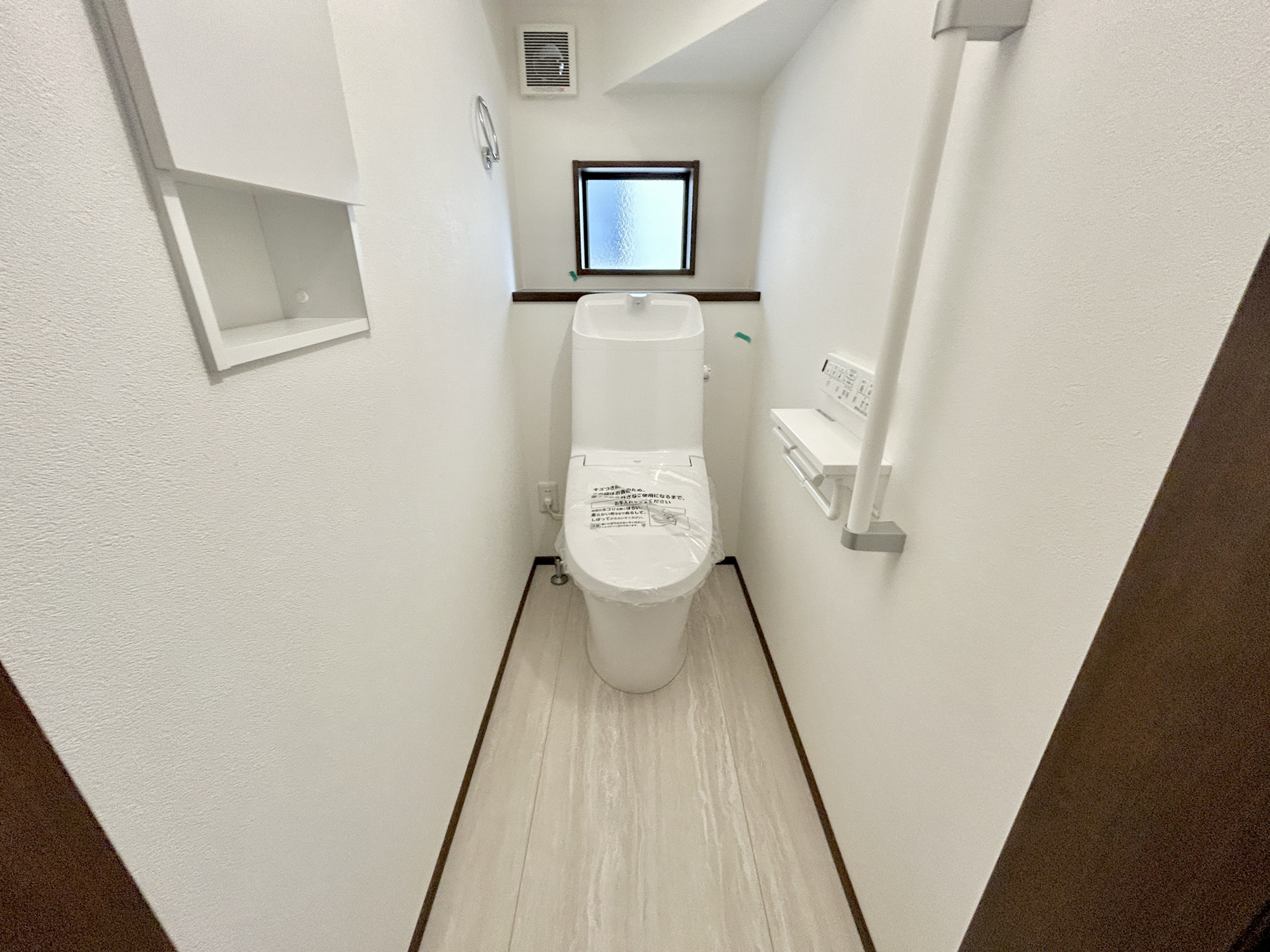 前橋市箱田町第9期　新築住宅全7棟のトイレ|節水型でエコなトイレには、今では当たり前の洗浄付き。便座を温める機能もついていて、居心地良くてトイレから出られなくなるかも！換気用に換気扇はもちろん、窓も着いているので常に快適ですね♪