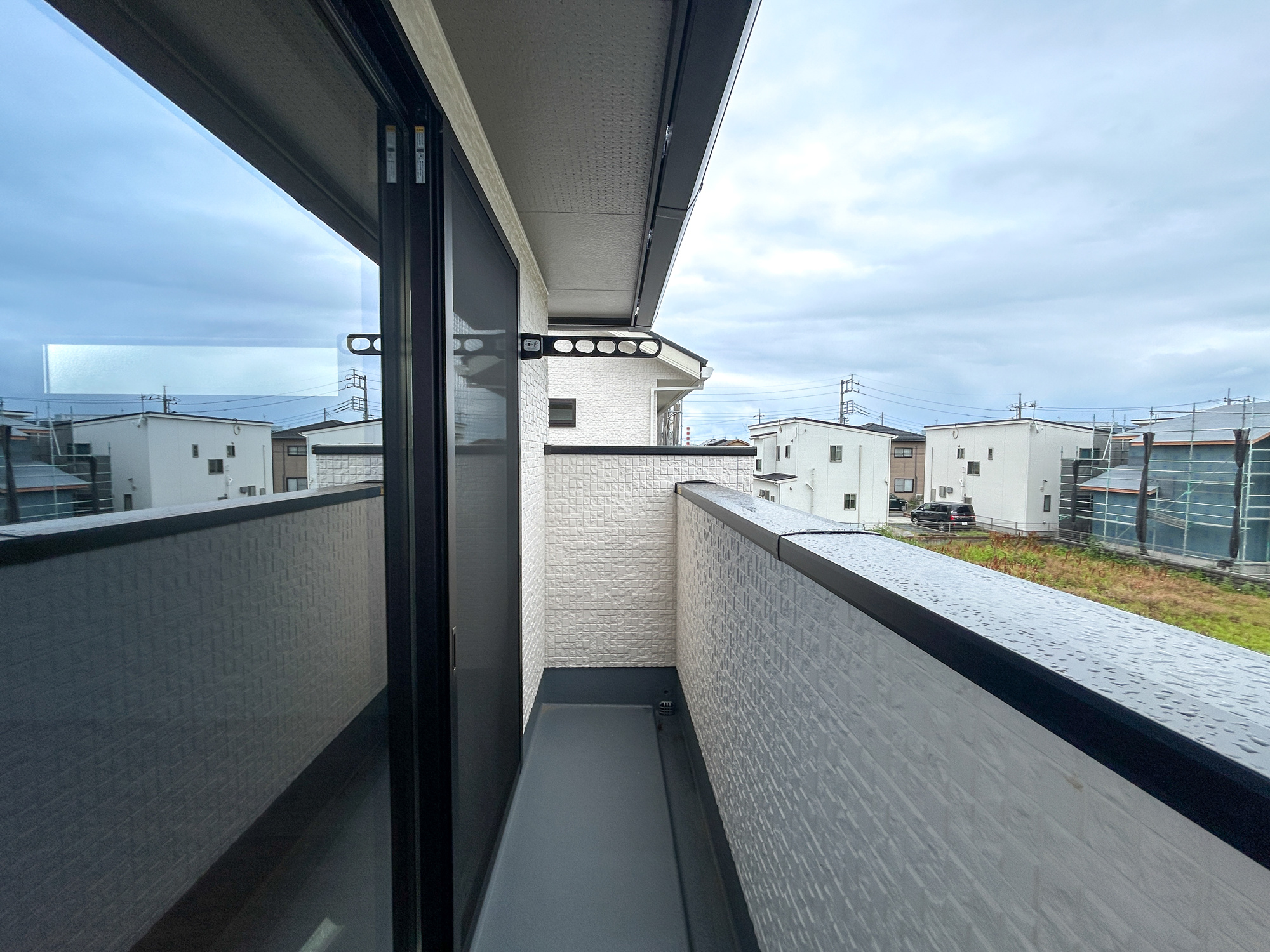 前橋市箱田町第9期　新築住宅全7棟のバルコニー|開放的なバルコニーは見晴らしもよく、太陽の温かな温もりをめいっぱい受け止めてくれます。太陽の光と爽やかな風を受けたお洗濯物はあっという間に乾き、取りこむ時には太陽の匂いを感じられそうですね。