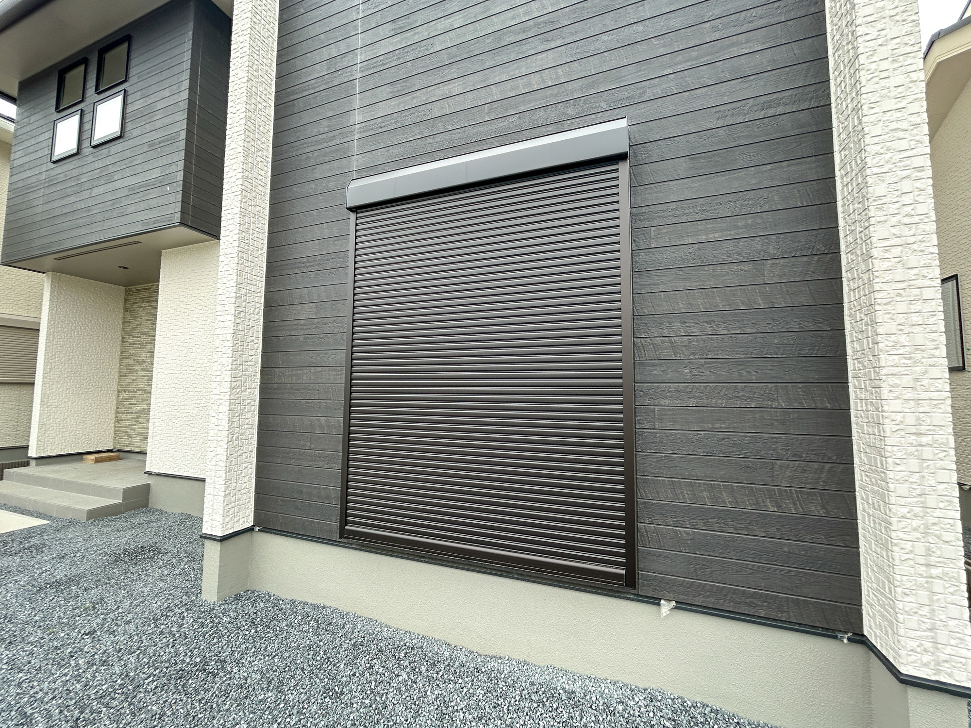 前橋市箱田町第9期　新築住宅全7棟の防犯設備|防風、防犯、防音、断熱と様々な効果を発揮するシャッター付きです♪