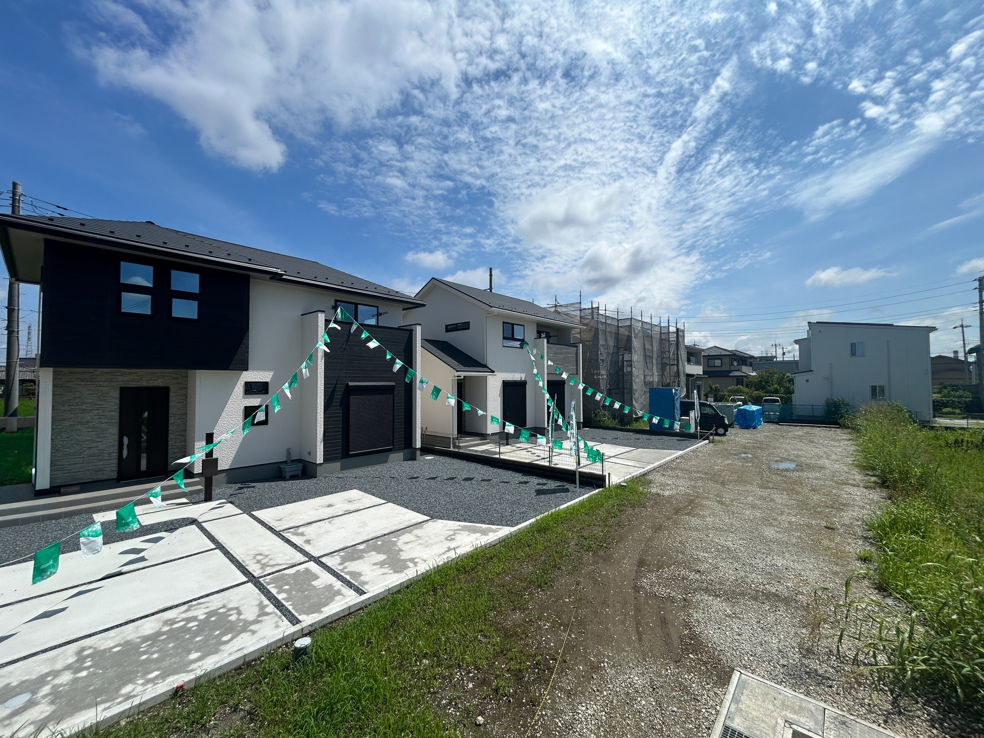 前橋市箱田町第9期　新築住宅全7棟の前面道路含む現地写真|低層の一戸建てを中心とした街並みが整然と続き、周辺は高い建物が建っていないので、採光や開放性に恵まれ、空が広く緑の多い閑静な趣を感じる環境です。

