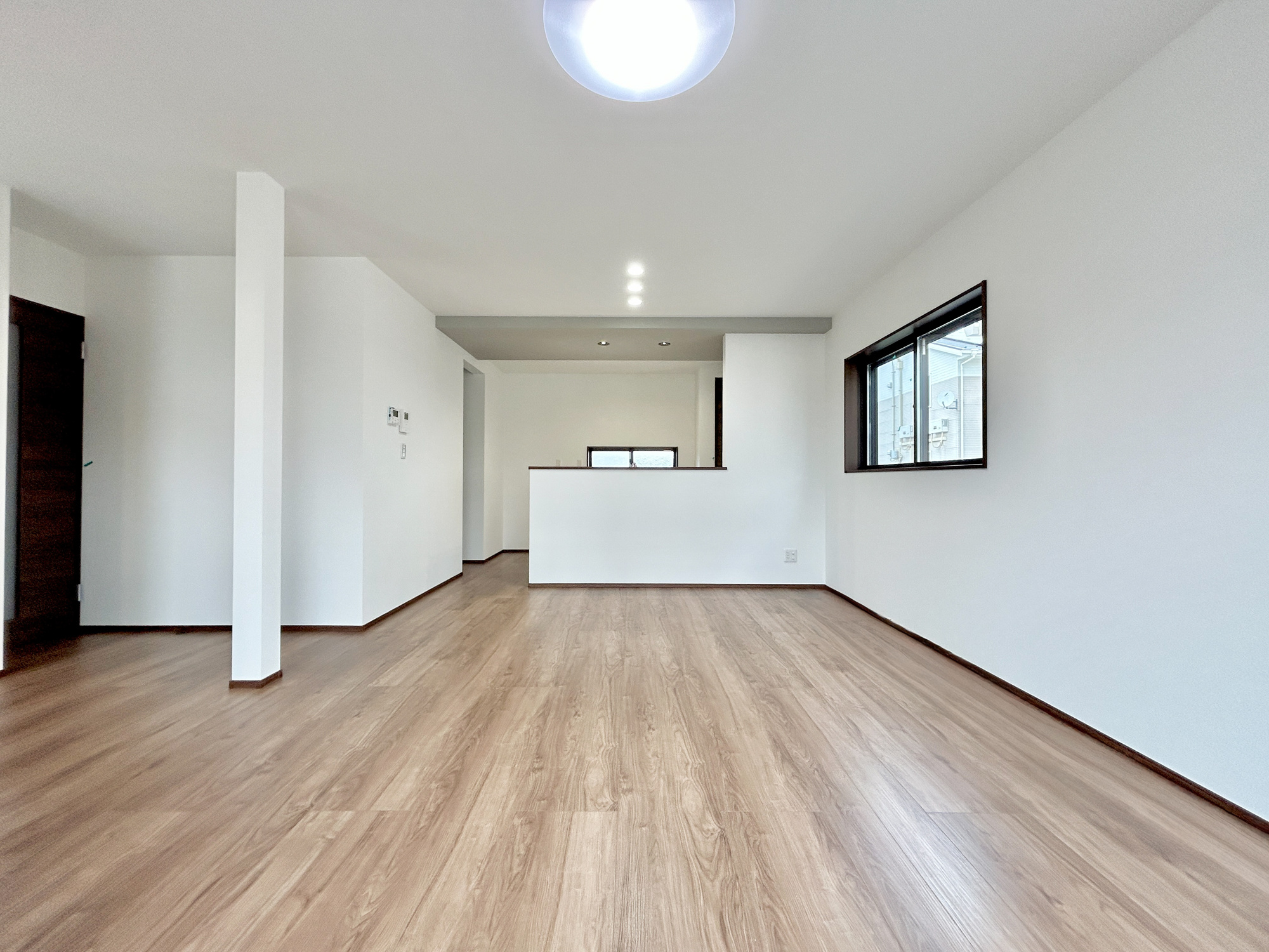 前橋市箱田町第9期　新築住宅全7棟の居間・リビング|南向きに大きく開いた窓からは、明るい陽射しが射し込みます。
爽やかな風が吹き抜ける心地良いリビングには、自然と家族が集まります。
