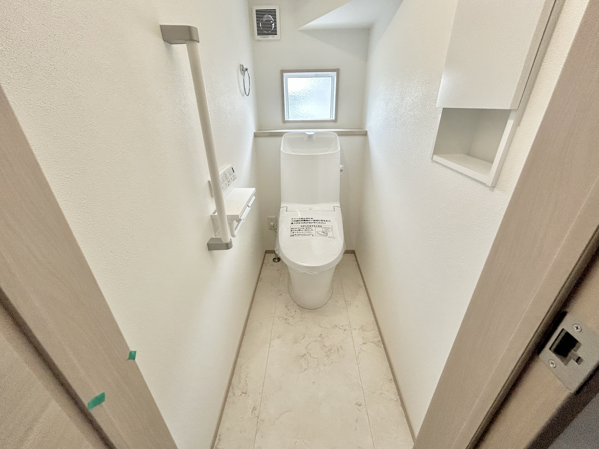 前橋市箱田町第9期　新築住宅全7棟のトイレ|節水型でエコなトイレには、今では当たり前の洗浄付き。便座を温める機能もついていて、居心地良くてトイレから出られなくなるかも！換気用に換気扇はもちろん、窓も着いているので常に快適ですね♪