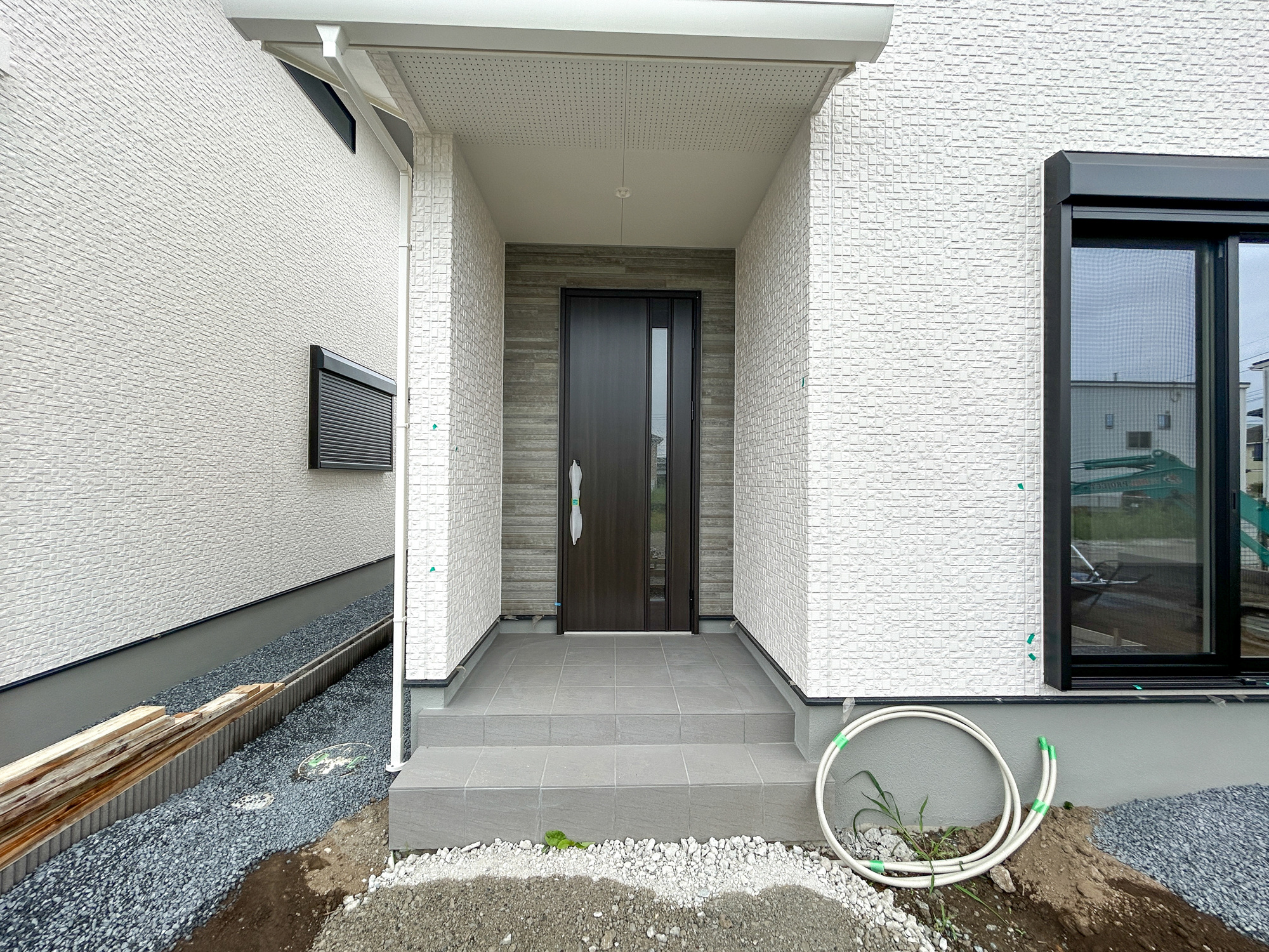 前橋市箱田町第9期　新築住宅全7棟の玄関|玄関上は屋根があるので雨の心配いらず♪