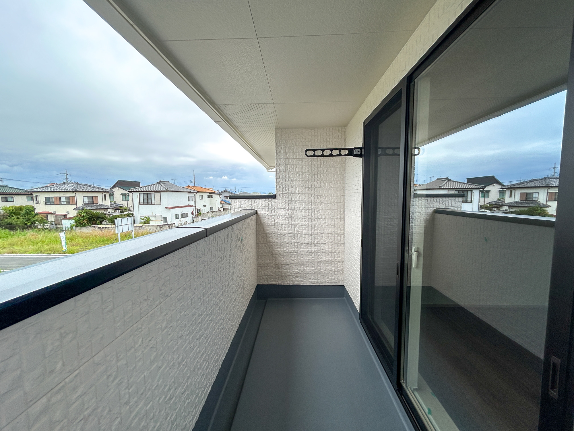 前橋市箱田町第9期　新築住宅全7棟のバルコニー|開放的なバルコニーは見晴らしもよく、太陽の温かな温もりをめいっぱい受け止めてくれます。太陽の光と爽やかな風を受けたお洗濯物はあっという間に乾き、取りこむ時には太陽の匂いを感じられそうですね♪