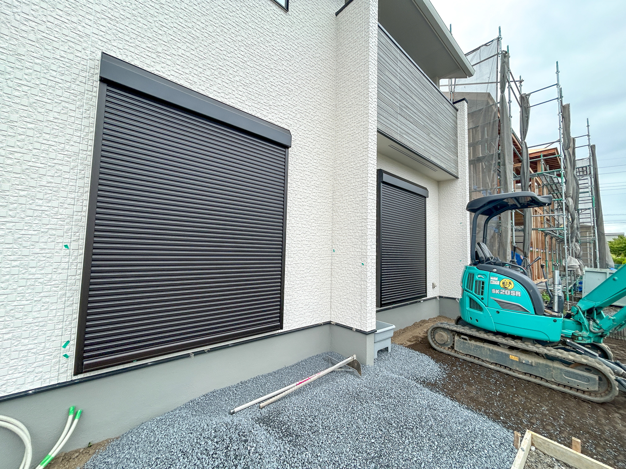 前橋市箱田町第9期　新築住宅全7棟の防犯設備|防風、防犯、防音、断熱と様々な効果を発揮するシャッター付きです♪