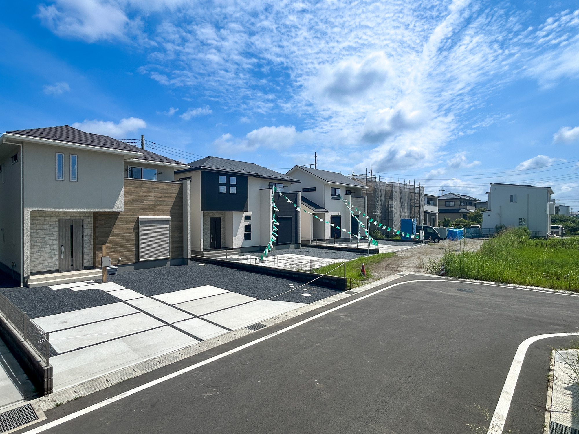 前橋市箱田町第9期　新築住宅全7棟の前面道路含む現地写真|閑静な住宅地で子育て家族にピッタリ。毎日のお散歩も快適な緑に恵まれたエリアで、自然に包まれた穏やかな暮らしを実現するための、ゆとりある住環境が整っています。

