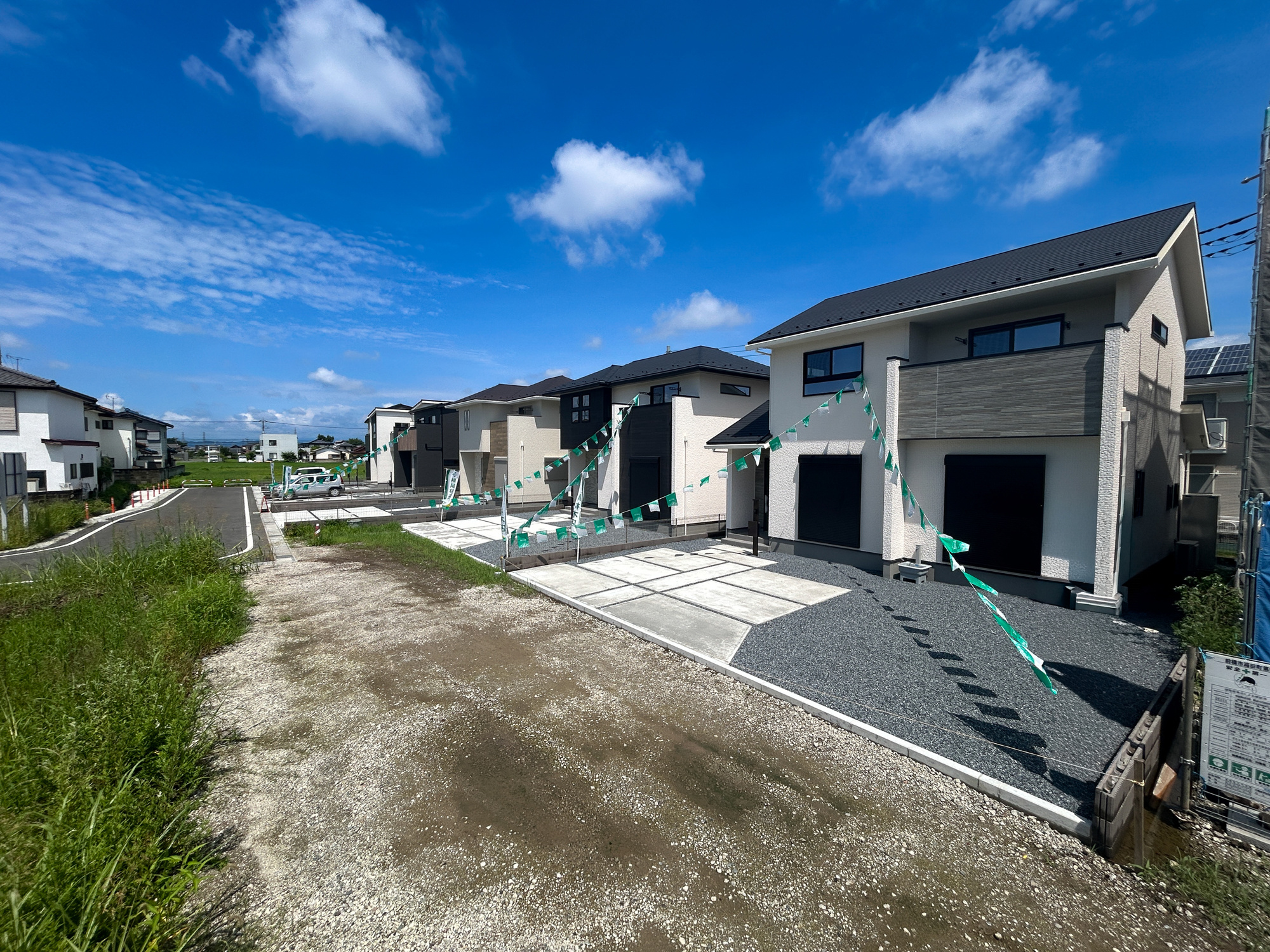 前橋市箱田町第9期　新築住宅全7棟の前面道路含む現地写真|低層の一戸建てを中心とした街並みが整然と続き、周辺は高い建物が建っていないので、採光や開放性に恵まれ、空が広く緑の多い閑静な趣を感じる環境です。

