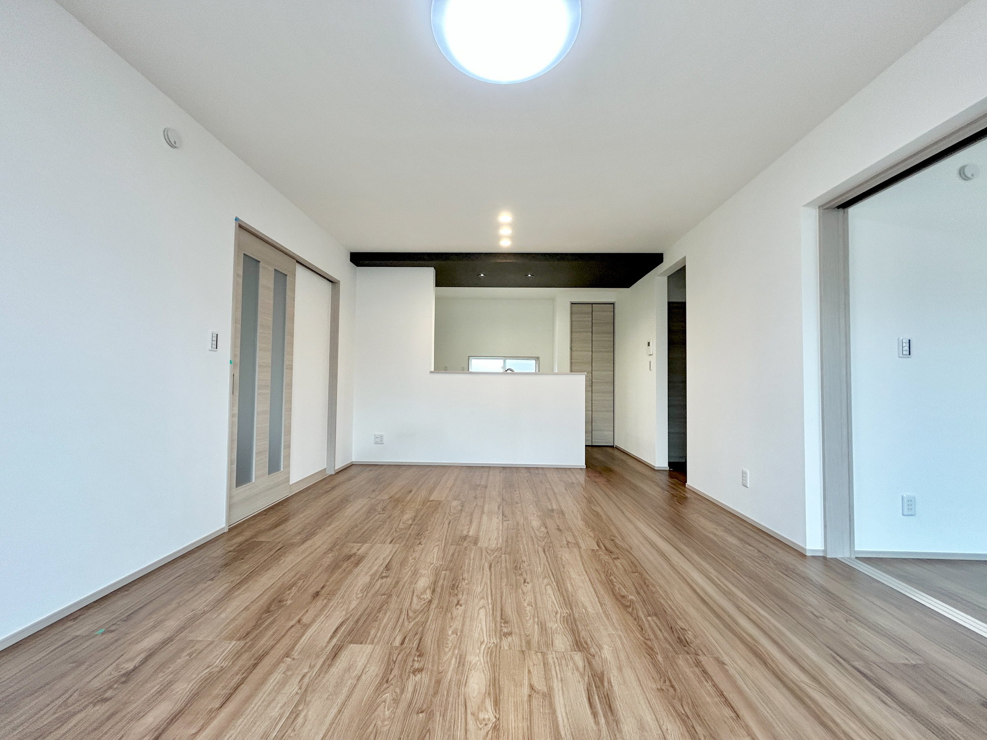 前橋市箱田町第9期　新築住宅全7棟の居間・リビング|南向きに大きく開いた窓からは、明るい陽射しが射し込みます。
爽やかな風が吹き抜ける心地良いリビングには、自然と家族が集まります。
