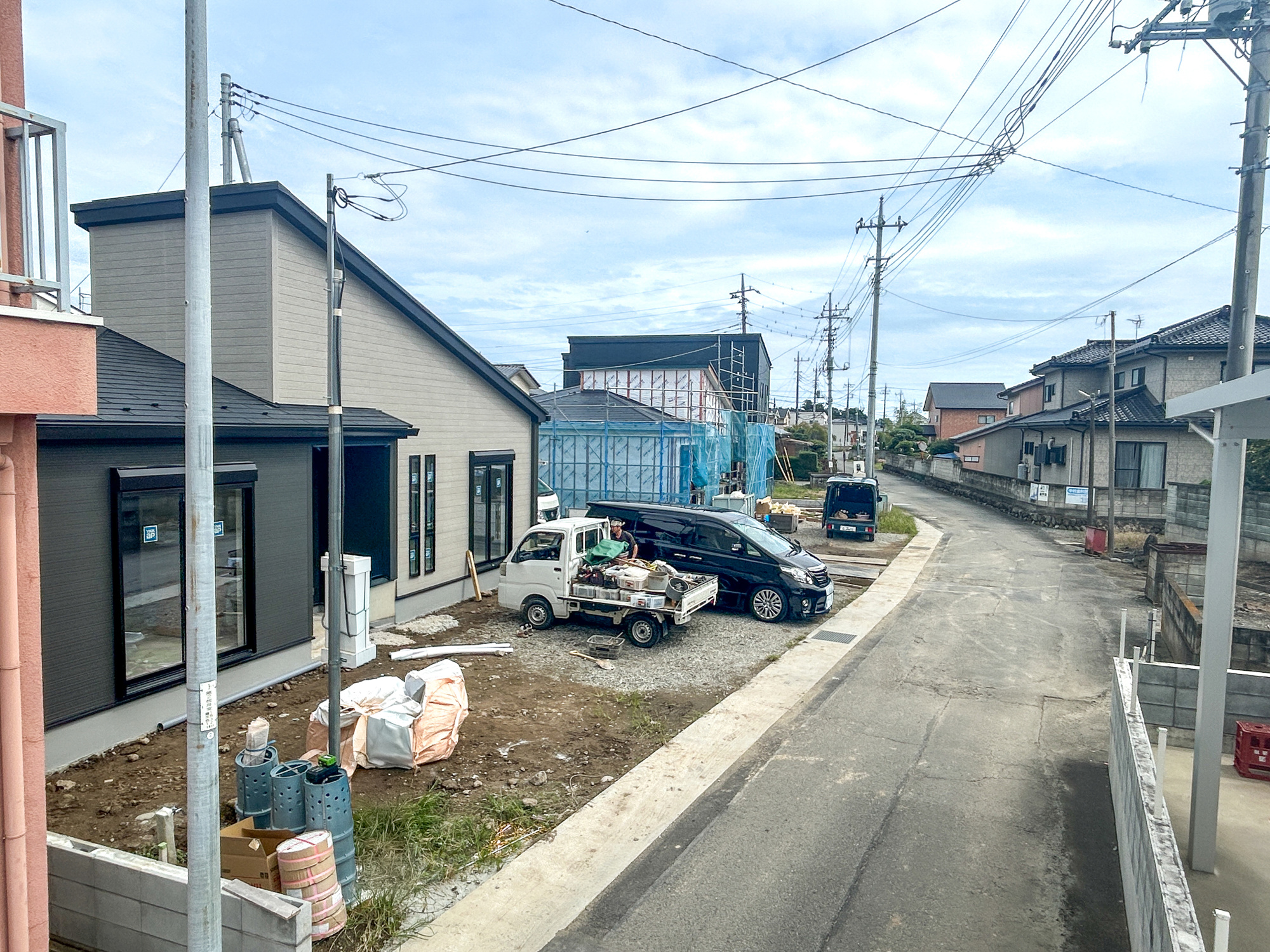 玉村町板井　新築住宅全5棟の前面道路含む現地写真|低層の一戸建てを中心とした街並みが整然と続き、周辺は高い建物が建っていないので、採光や開放性に恵まれ、空が広く緑の多い閑静な趣を感じる環境です。

