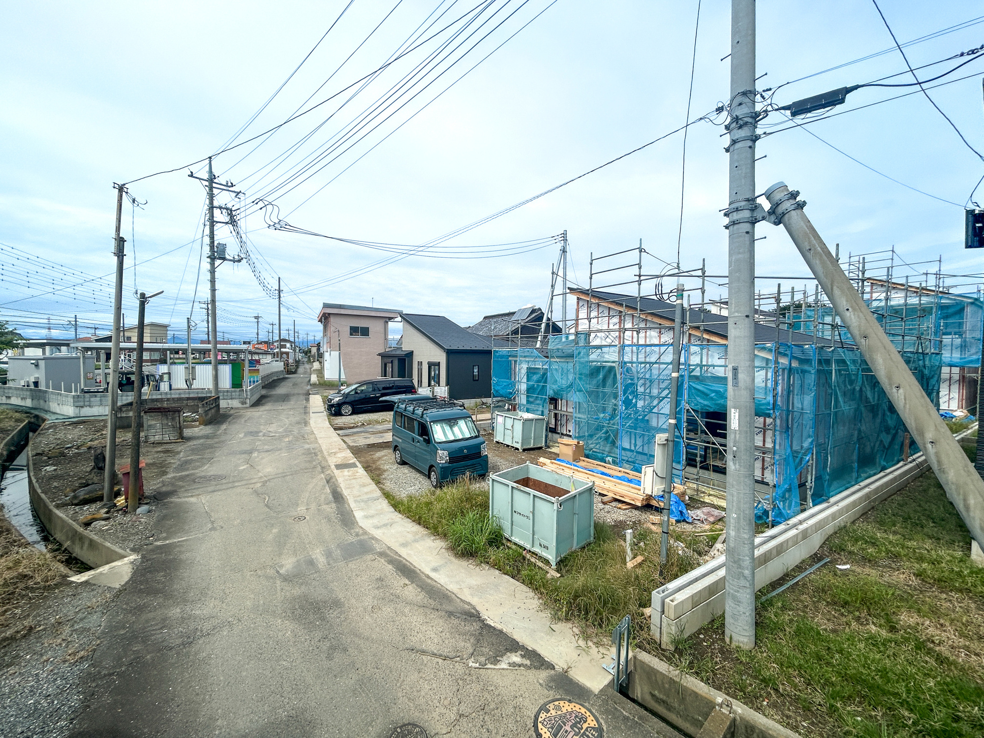 玉村町板井　新築住宅全5棟の前面道路含む現地写真|低層の一戸建てを中心とした街並みが整然と続き、周辺は高い建物が建っていないので、採光や開放性に恵まれ、空が広く緑の多い閑静な趣を感じる環境です。

