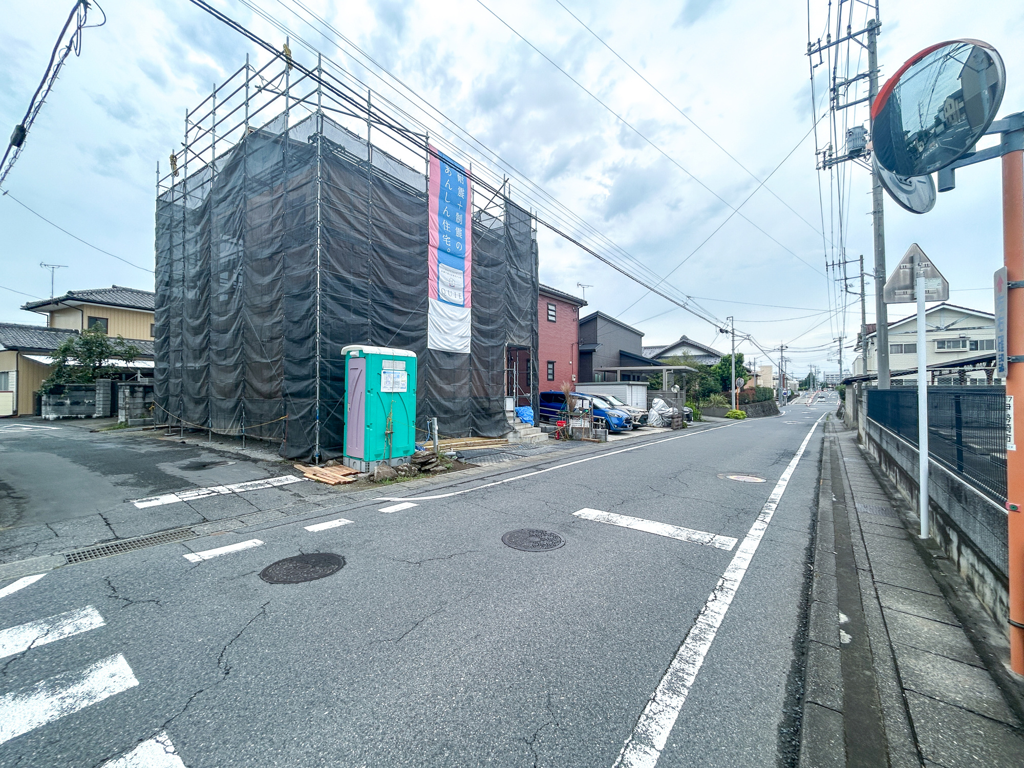 伊勢崎市曲輪町第1　新築住宅全1棟の前面道路含む現地写真|低層の一戸建てを中心とした街並みが整然と続き、周辺は高い建物が建っていないので、採光や開放性に恵まれ、空が広く緑の多い閑静な趣を感じる環境です。

