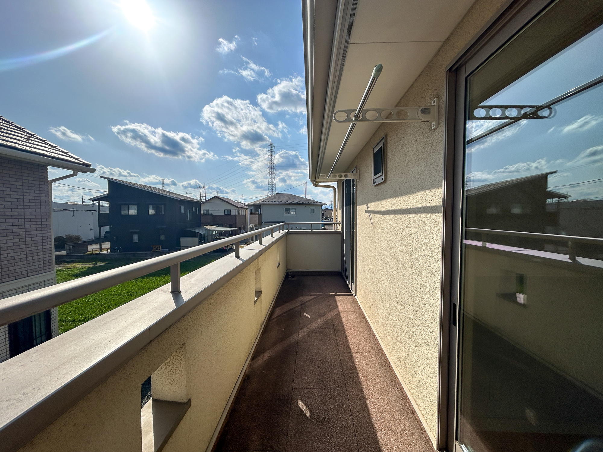 前橋市箱田町　中古住宅のバルコニー|開放的なバルコニーは見晴らしもよく、太陽の温かな温もりをめいっぱい受け止めてくれます。太陽の光と爽やかな風を受けたお洗濯物はあっという間に乾き、取りこむ時には太陽の匂いを感じられそうですね。