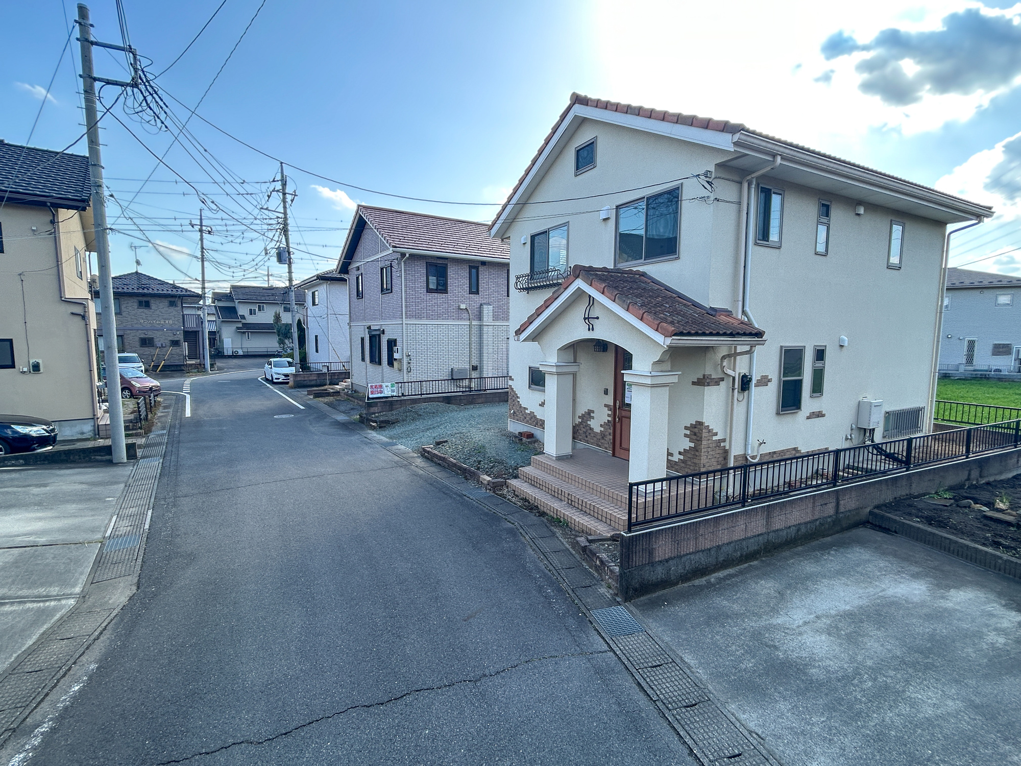 前橋市箱田町　中古住宅の前面道路含む現地写真|閑静な住宅地で子育て家族にピッタリ。毎日のお散歩も快適な緑に恵まれたエリアで、自然に包まれた穏やかな暮らしを実現するための、ゆとりある住環境が整っています。

