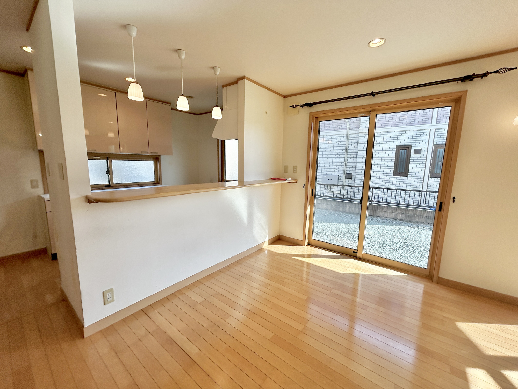 前橋市箱田町　中古住宅の居間・リビング|ここにはみんなが集い、食事と楽しい会話が始まる。話に夢中になりすぎて、ついつい時を忘れてしまう。そんな束の間の幸せを感じさせてくれる場所。