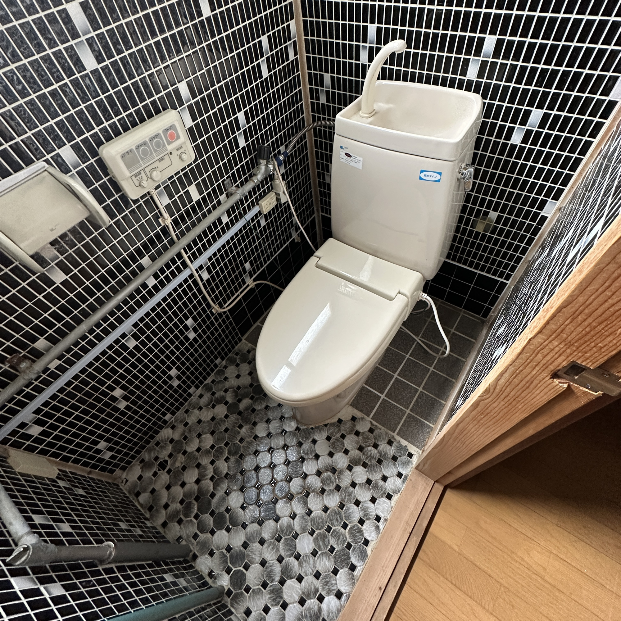 室蘭市水元町8-22　中古住宅のトイレ
