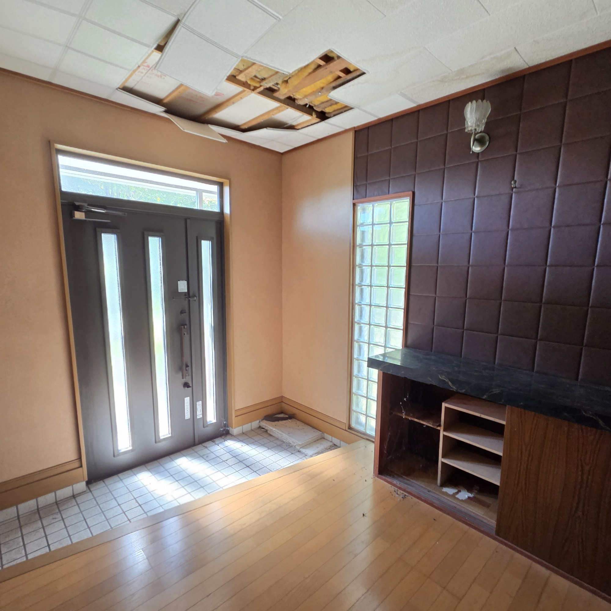室蘭市水元町8-22　中古住宅の玄関