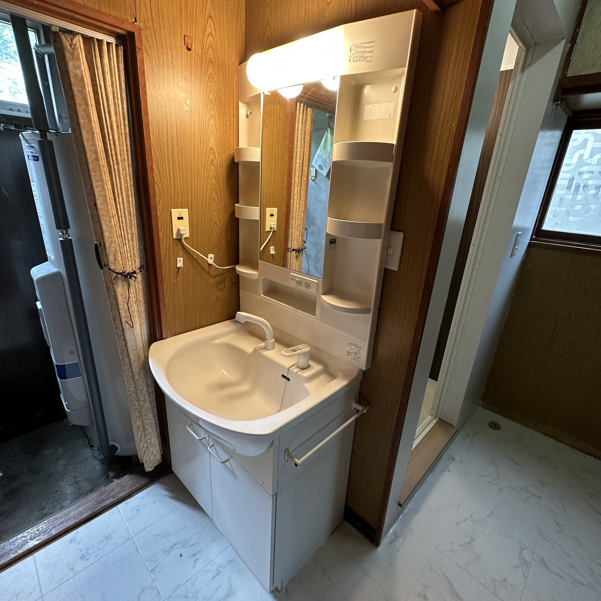 室蘭市水元町8-22　中古住宅の独立洗面台