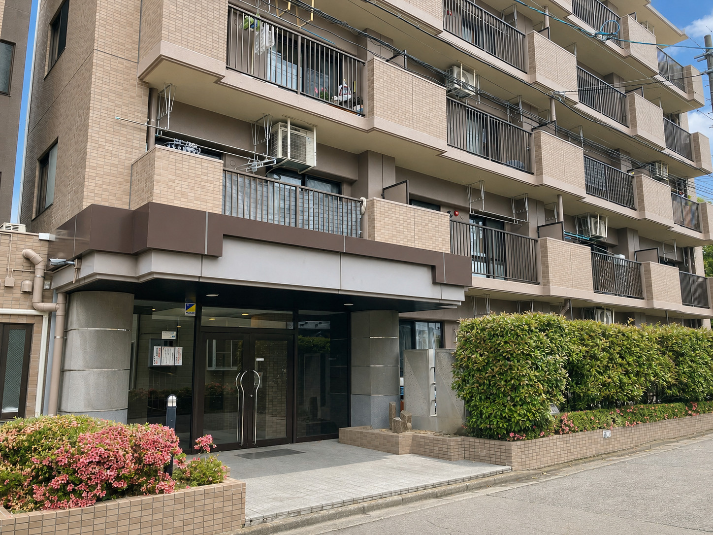  ≪南向き×陽当たり◎≫ライオンズマンション大和町四丁目のエントランス|整備された植栽が彩る入口です。