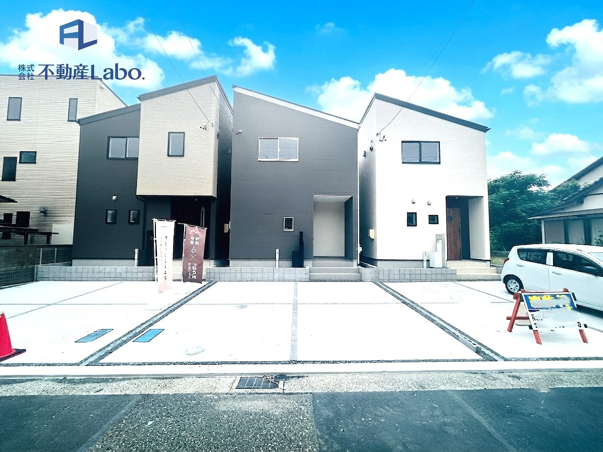リナージュ　清水区向田町第1期　全3棟　新築戸建ての外観|●駐車スペース●
２台以上駐車可能♪
並列駐車のため、車の出し入れが楽々♪