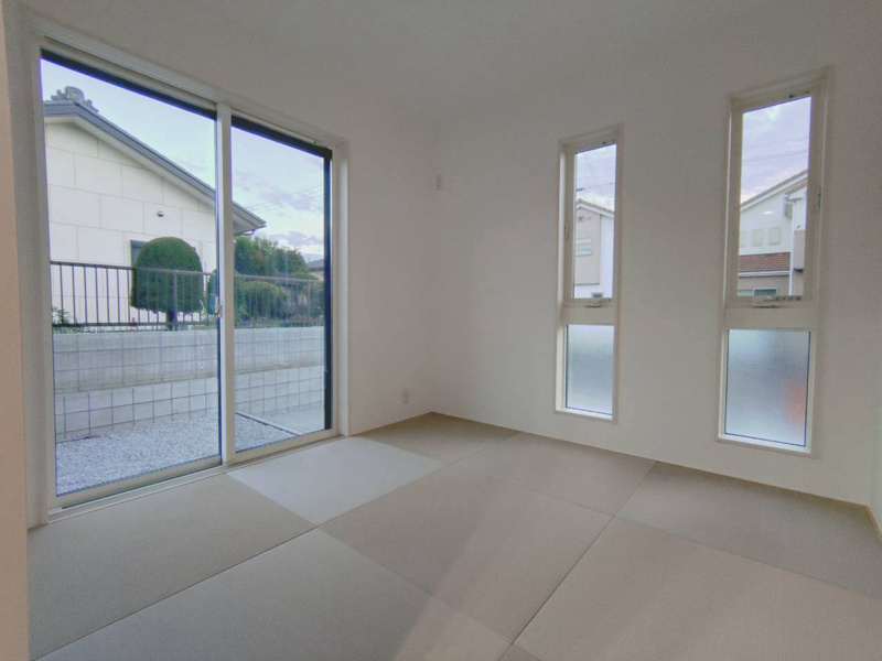 【比企郡滑川町月の輪6丁目 和室】戸を開けるとリビングと一体として広く使うことが出来ます。