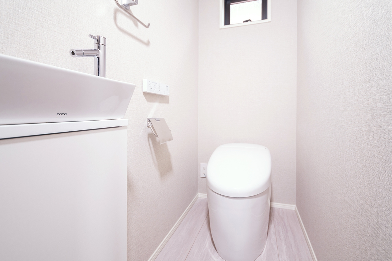 新築分譲［ミラクラス練馬Ⅲ］のトイレ|温水洗浄便座付の節水型トイレを採用。日々の使い心地を保ちながら水道使用量を抑えられます。
現地写真：トイレ（撮影2026年９月02日）