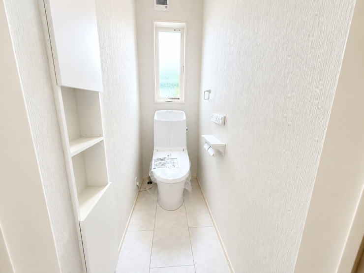 2号棟　2階トイレ
2階トイレにも壁埋め込み型の収納がついています。