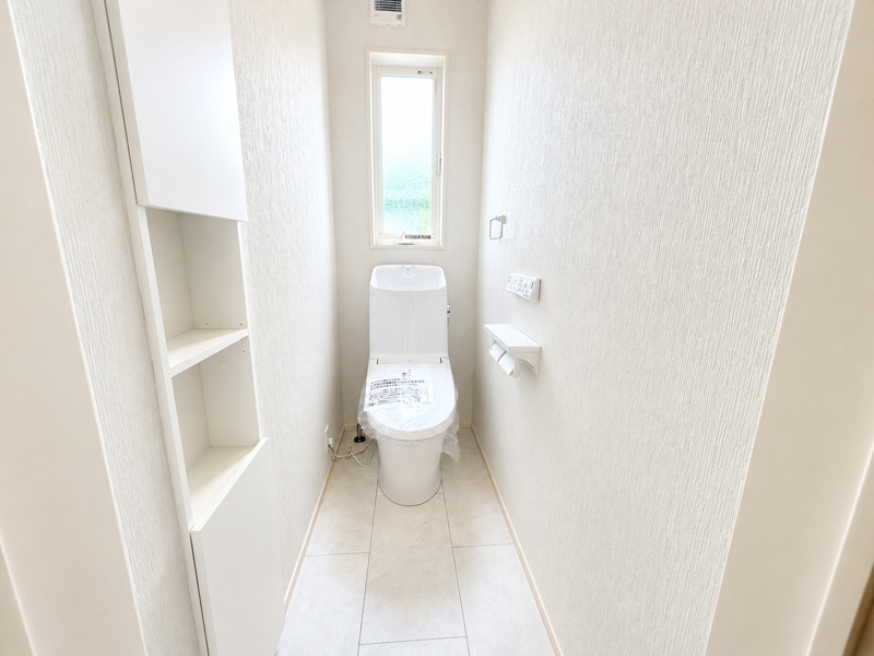 2号棟　2階トイレ
2階トイレにも壁埋め込み型の収納がついています。