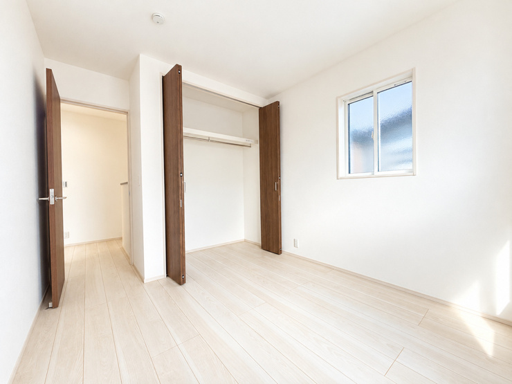 2号棟　洋室
2階には主寝室と子供部屋が合計で4部屋あります。
3人以上のご家族には十分な広さですね。