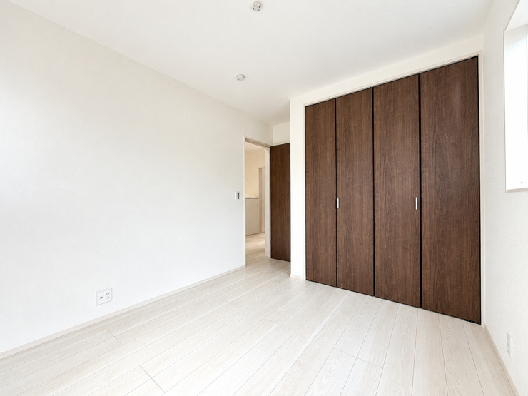 2号棟　洋室
各お部屋に収納完備しています。