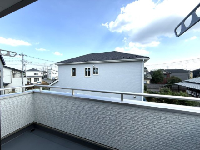 2号棟　バルコニー
主寝室から出れるバルコニーからの眺めはこんな感じです。
南側からの日差しもたっぷり入ってきます。