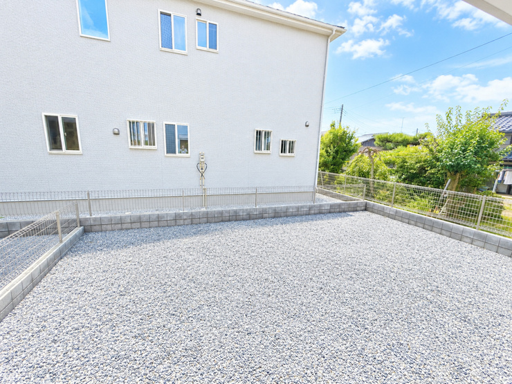 2号棟　お庭
リビングと和室の掃き出し窓からお庭に出ることができます。道路面とは反対方面にあり、建物で隠れますので目立ちにくいです。