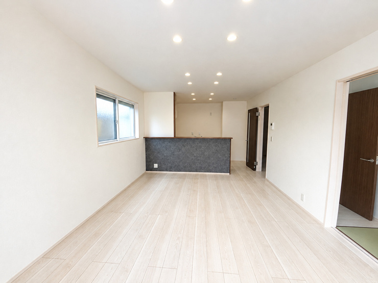 2号棟　リビング
和室5帖が隣接しているLDKは約15.７帖の広さがあります。家具を置いてもお子様が走り回れるくらいのスペースもあります。