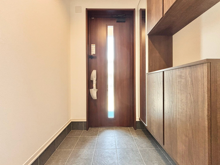 【玄関】清潔感のある落ち着いた玄関、まさに「家の顔」にふさわしい趣があります。