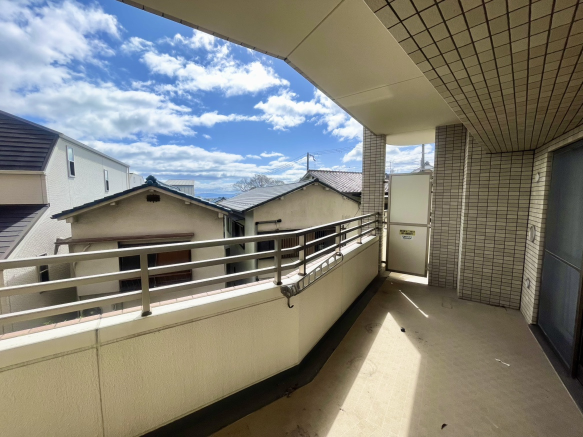 ファミール苦楽園のバルコニー|【バルコニー】
南東側、青空が広がるワイドバルコニーで開放感があります。たっぷりの日当たりと風通しで、洗濯物もすっきり乾きます。