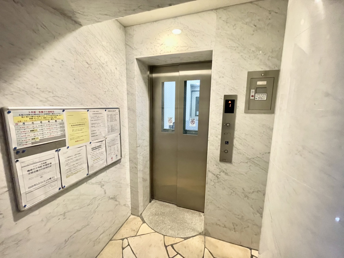 ファミール苦楽園のその他共用部分|【エレベーター】
大理石調の壁が高級感を演出するエレベーターホール。清潔に管理されたエントランスは、毎日の帰宅を上質な気分で迎えてくれます。