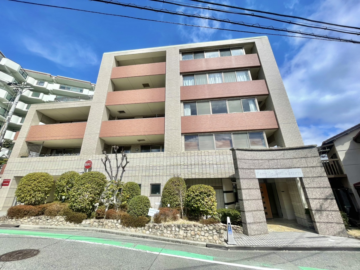 ファミール苦楽園の外観|【外観】
レンガ調タイルのデザインが品格を漂わせる「ファミール苦楽園」の外観。青空に映える堂々とした佇まいで、閑静な住宅街に溶け込む上質な邸宅マンションです。