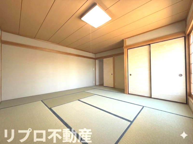 野田市花井　中古戸建の和室|２階の和室はゆとりある約８帖で主寝室でも使いやすい
※CG加工により残置物を撤去したイメージ画像です