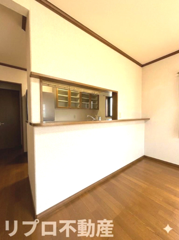 野田市花井　中古戸建のキッチン|ご家族との会話を楽しみながら料理ができるキッチン！
※CG加工により残置物を撤去したイメージ画像です