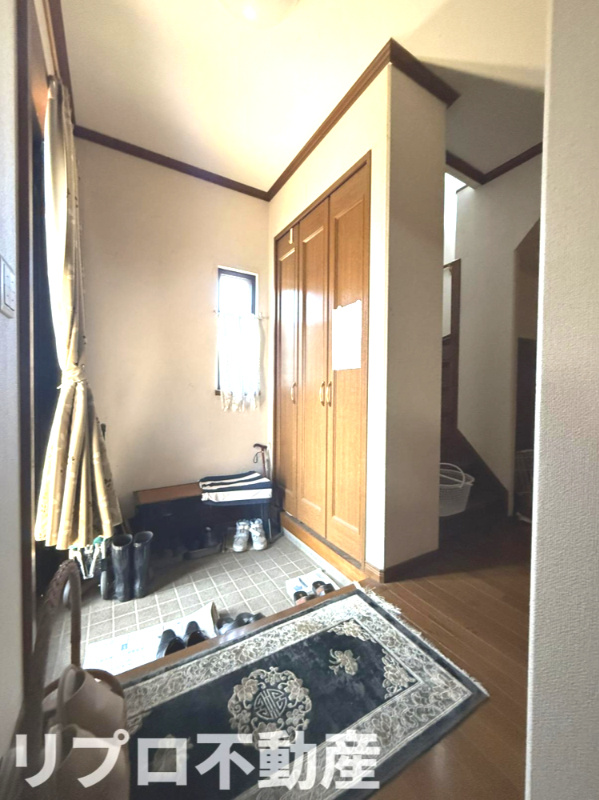野田市花井　中古戸建の玄関|L字型の玄関は外から室内が見えにくく、プライバシーにも配慮された設計！
来客時もすっきりとした印象！