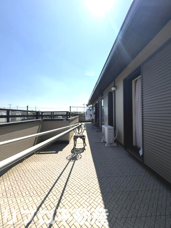 野田市花井　中古戸建のバルコニー|陽当たり良好なバルコニーは、洗濯物も気持ちよく乾きそうです
開放感があり、日々の家事も快適に行えます