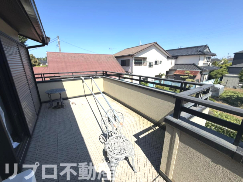 野田市花井　中古戸建のバルコニー|広々としたバルコニーは、テーブルや椅子を置いてもゆとりのある空間！
BBQやおうち時間を楽しめそう！