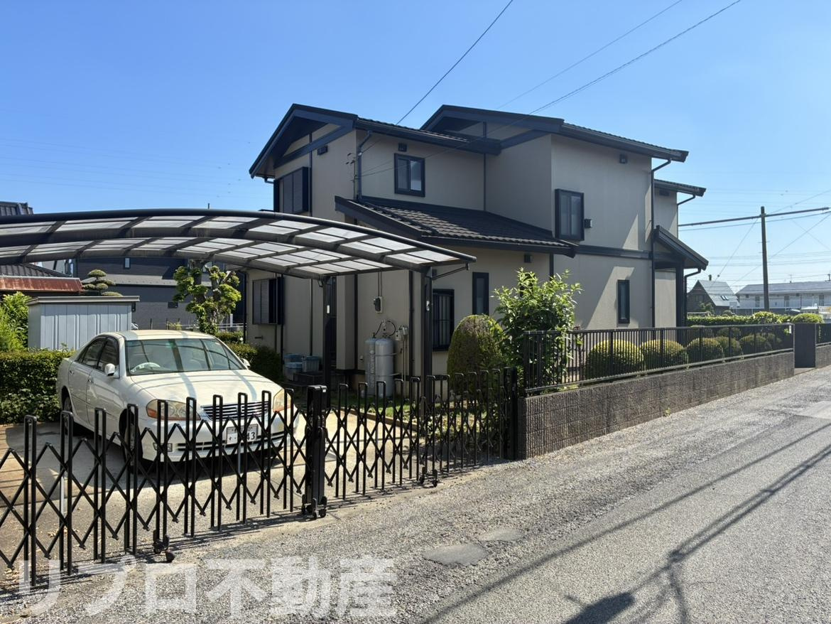 野田市花井　中古戸建の駐車場|駐車場は平面で2台駐車可能！
カーポート付きのため、雨の日の乗り降りやお荷物の出し入れにも便利です！