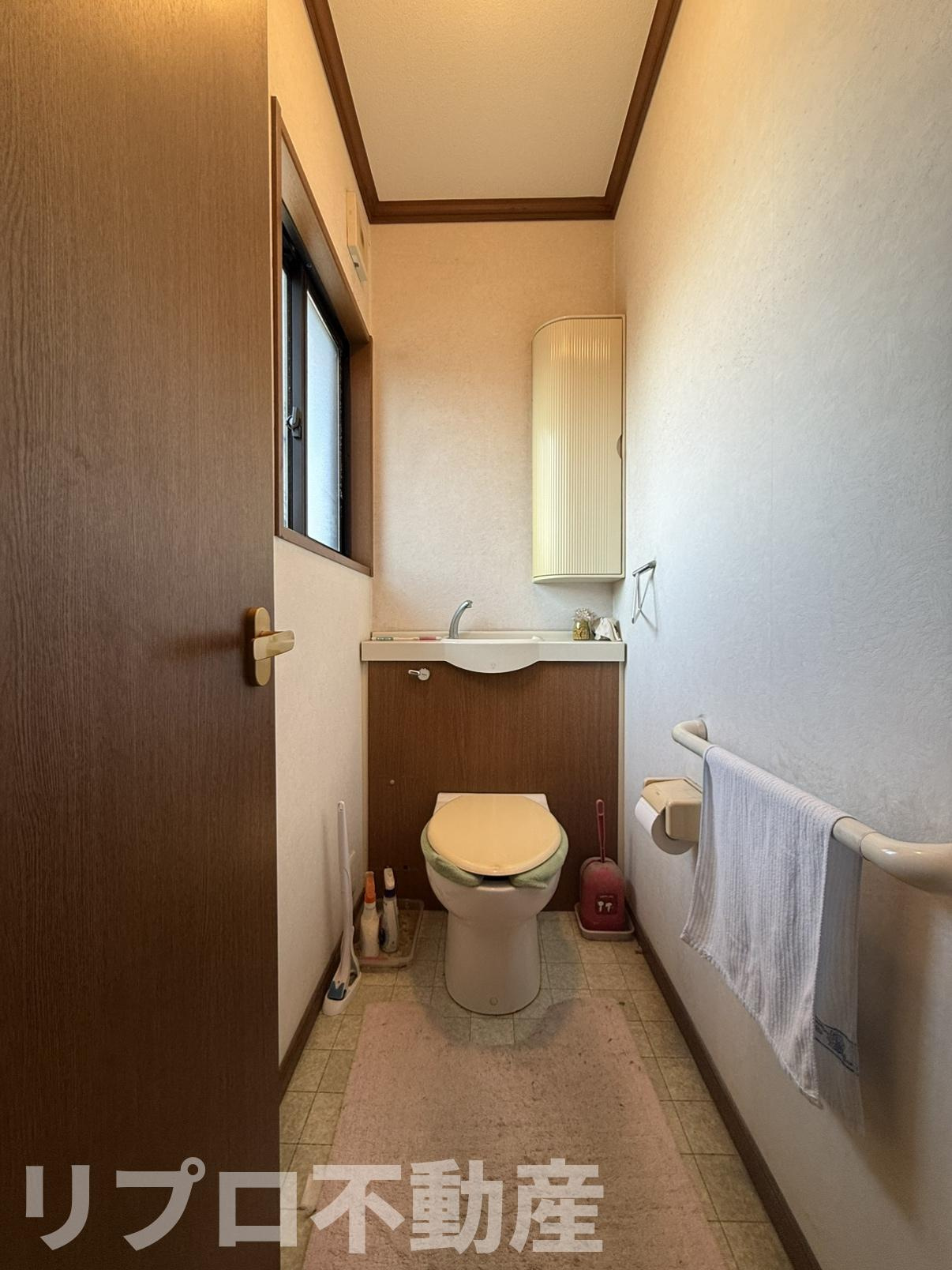 野田市花井　中古戸建のトイレ|2階トイレにも手すりを設置しており、どなたでも安心してご利用いただけます！