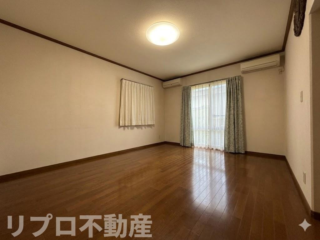 野田市花井　中古戸建の居間・リビング|約14帖のリビングは南東向きにつき、陽当たり良好。
※CG加工により残置物を撤去したイメージ画像です