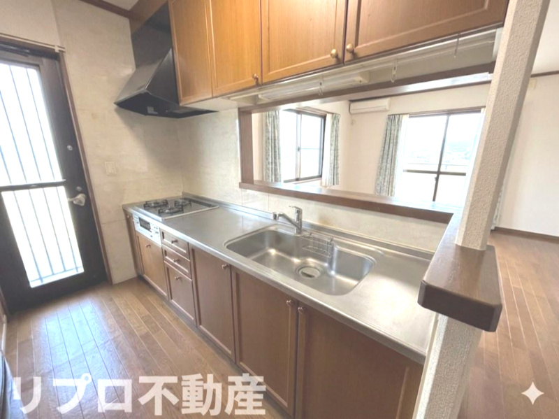 野田市花井　中古戸建のキッチン|キッチンは三口コンロでカウンターキッチン！
※CG加工により残置物を撤去したイメージ画像です。