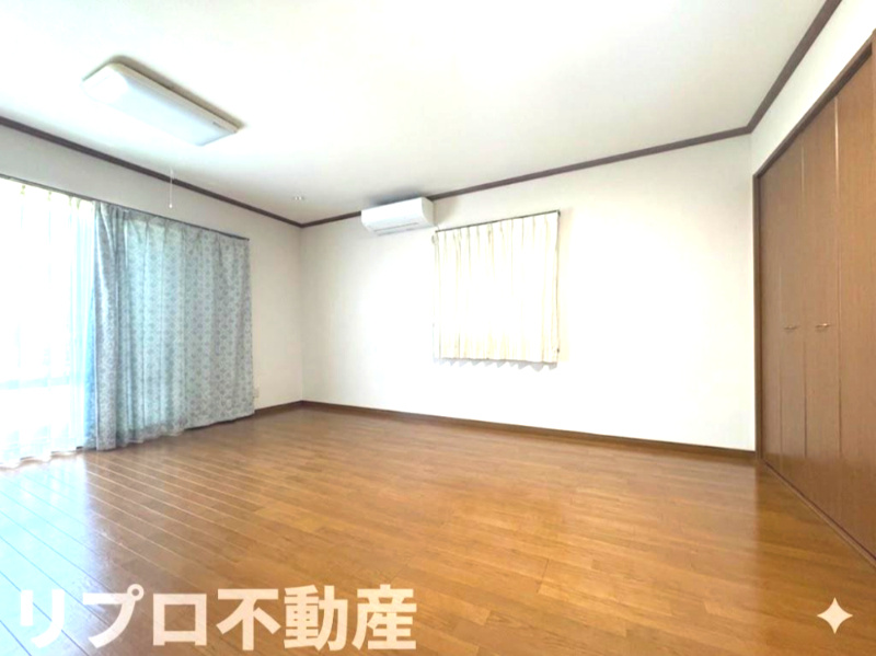 野田市花井　中古戸建の洋室|約１２帖の洋室はピアノを設置していたお部屋のため、床の強度面でも安心感があり！
※CG加工により残置物を撤去したイメージ画像です。