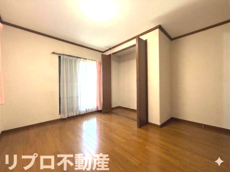 野田市花井　中古戸建の洋室|収納を２か所備えている２階約６帖の洋室！
※CG加工により残置物を撤去したイメージ画像です。
