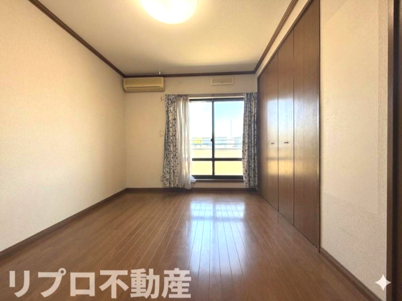 野田市花井　中古戸建の洋室|２階のもう一つの約６帖洋室は、家具配置のしやすい！
※CG加工により残置物を撤去したイメージ画像です
