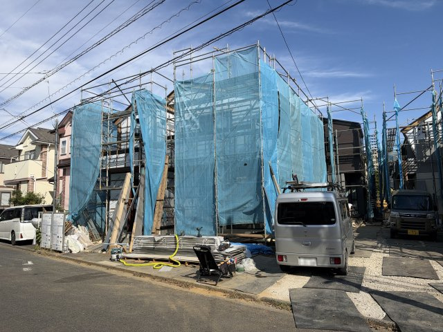 町田市鶴川４丁目の新築一戸建の前面道路含む現地写真|現地（2026年10月）撮影。公園や小学校が徒歩3分と子育て環境も良好な立地。全室2面採光で陽当りも通風も心地よい新築戸建です！ぜひお気軽にお問い合わせください。