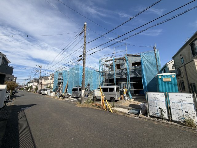 町田市鶴川４丁目の新築一戸建の前面道路含む現地写真|現地（2026年10月）撮影。小学校徒歩3分！カースペース2台の新築戸建が4棟誕生いたします。WIC・SIC・パントリー付き・全居室収納で収納も充実！浴室TV・タッチレス水栓など嬉しい設備も◎